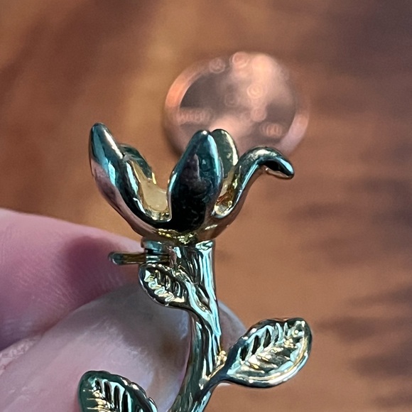 Jewelry - Vintage White Rose Pin